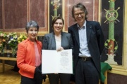 v.li.: Nationalratspräsidentin Barbara Prammer (S), Preisträgerin Karin Gugitscher und der stellvertretende Vorstandsvorsitzende des VÖV Gerwin Müller