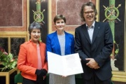 v.li.: Nationalratspräsidentin Barbara Prammer (S), Preisträgerin Petra Reidl und der stellvertretende Vorstandsvorsitzende des VÖV Gerwin Müller