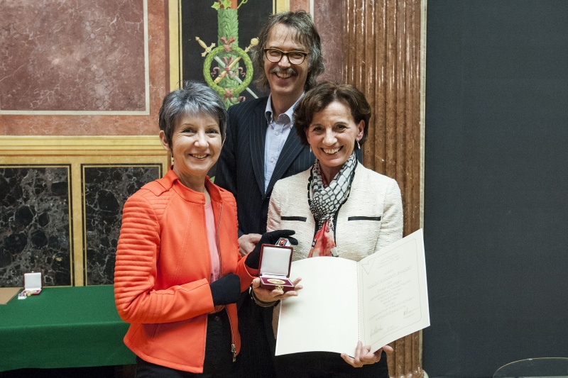v.li.: Nationalratspräsidentin Barbara Prammer(S), stellvertretender Vorstandsvorsitzender des VÖV Gerwin Müller und Elisabeth Brugger mit Ehrenzeichen des VÖV