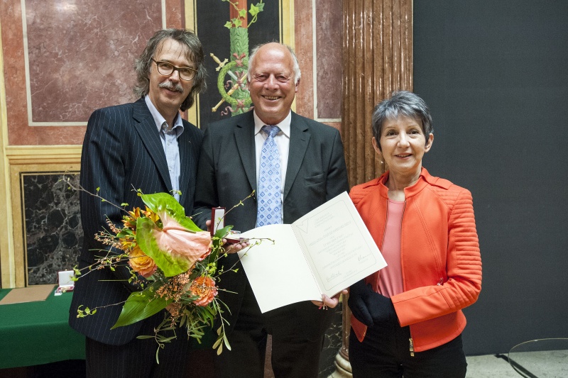 v.li.: der Stellvertretende Vorstandsvorsitzende des VÖV Gerwin Müller, Werner Lenz mit Ehrenzeichen und Nationalratspräsidentin Barbara Prammer (S)