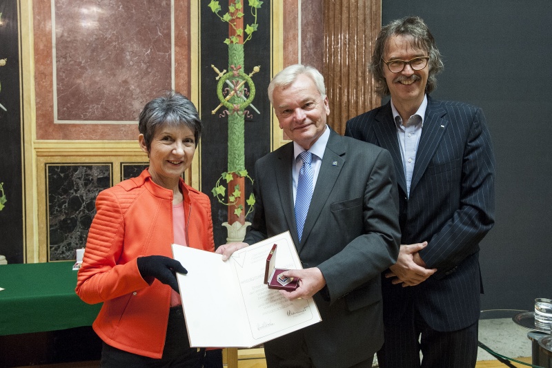 v.li.: Nationalratspräsidentin Barbara Prammer (S),  Herbert Nowohradsky mit Ehrenmitgliedschaft des VÖV und der stellvertretende Vorstandsvorsitzende des VÖV Gerwin Müller