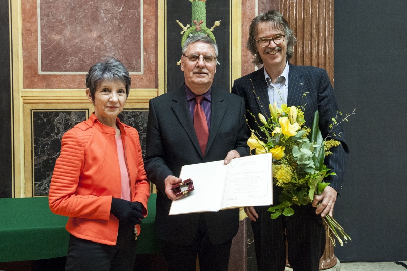 v.li.: Nationalratspräsidentin Barbara Prammer (S), Wilhelm Filla mit der Ehrenmitgliedschaft des VÖV und der stellvertretende Vorstandsvorsitzende des VÖV Gerwin Müller