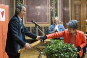 v.re.: Nationalratspräsidentin Barbara Prammer (S) justiert das Rednerpult für den stellvertretenden Vorstandsvorsitzenden des VÖV Gerwin Müller