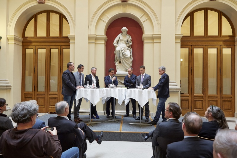 Podium v.li.: Die Nationalratsabgeordneten Harald Vilimsky (F), Rouven Ertlschweiger (T) und Nikolaus Alm (N), ORF Hans Bürger, Nationalratsabgeordneter Dieter Brosz (G), ÖVP Gernot Blümel und Nationalratsabgeordneter Josef Cap (S)