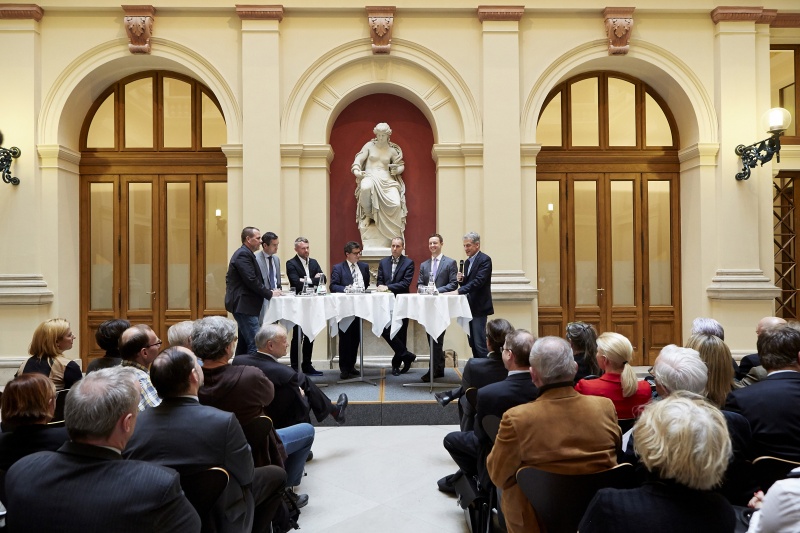 Podium v.li.: Die Nationalratsabgeordneten Harald Vilimsky (F), Rouven Ertlschweiger (T) und Nikolaus Alm (N), ORF Hans Bürger, Nationalratsabgeordneter Dieter Brosz (G), ÖVP Gernot Blümel und Nationalratsabgeordneter Josef Cap (S)