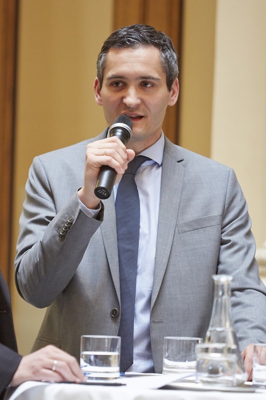 Nationalratsabgeordneter Rouven Ertlschweiger (T) am Wort