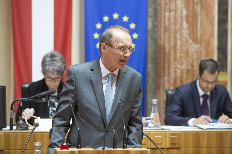 Der Vizepräsident des Europäischen Parlaments Othmar Karas am Rednerpult