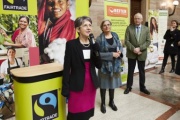v.li.: Nationalratspräsidentin Barbara Prammer (S), im Hintergrund Fairtrade Österreich Edeltraud Novy und Betten Reiter Peter Hildebrand