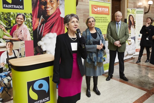 v.li.: Nationalratspräsidentin Barbara Prammer (S), im Hintergrund Fairtrade Österreich Edeltraud Novy und Betten Reiter Peter Hildebrand