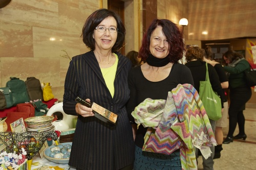 v.li.: Nationalratsabgeordnete Christine Muttonen (S) mit Produkten eines Fairtrade Standes und deren Verantwortliche
