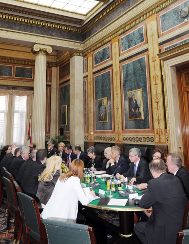Aussprache. Österreichische Delegation mit Nationalratspräsidentin Barbara Prammer (S) (5.v.li.)