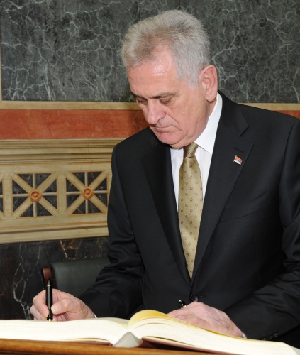 Der Präsident der Republik Serbien Tomislav Nikolić beim Eintrag in das Gästebuch