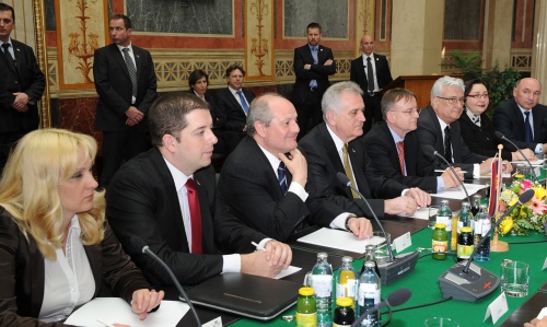 Aussprache. Serbische Deleagtion mit dem Präsidenten der Republik Serbien Tomislav Nikolić (4.v.li.)