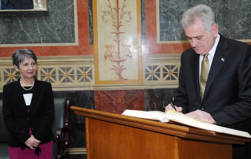 v.li. Nationalratspräsidentin Barbara Prammer (S) und der Präsident der Republik Serbien Tomislav Nikolić beim Eintrag in das Gästebuch