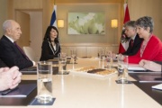Der Staatspräsident von Israel Schimon Peres (li.) bei der Aussprache mit Nationalratspräsidentin Barbara Prammer (re.) (S)