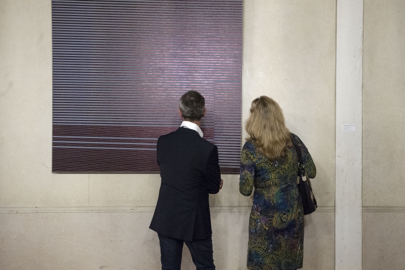 VeranstaltungsteilnehmerInnen setzen sich mit den Kunstwerken auseinander