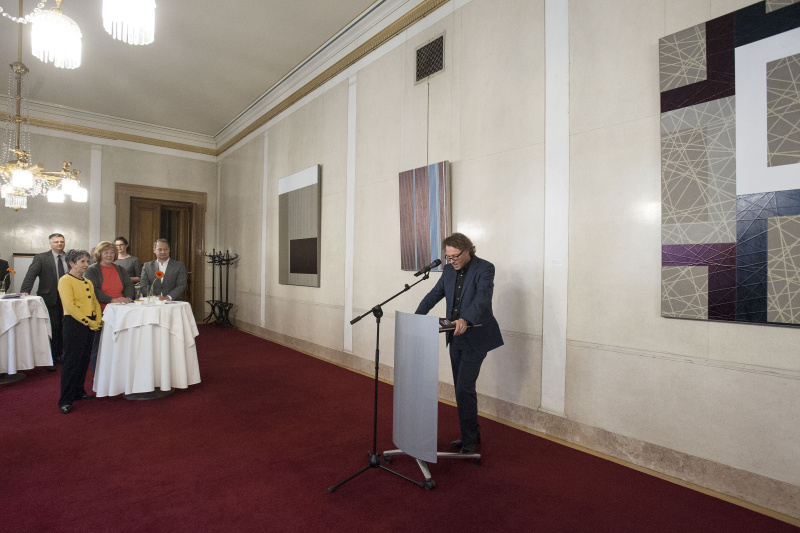 Direktor der Kunsthalle Krems und Kurator der Ausstellung Hans-Peter Wipplingerbei seiner Eröffnungsrede