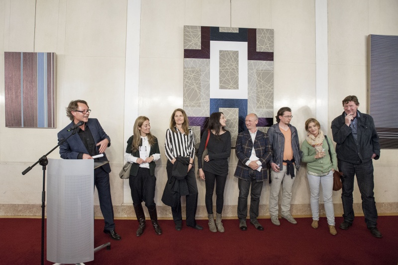 v.li.: Direktor der Kunsthalle Krems und Kurator der Ausstellung Hans-Peter Wipplinger stellt die anwesenden Künstlerinnen und Künstler vor