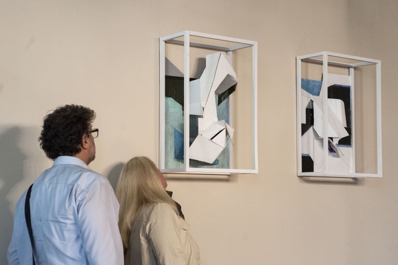 VeranstaltungsteilnehmerInnen setzen sich mit den Kunstwerken auseinander