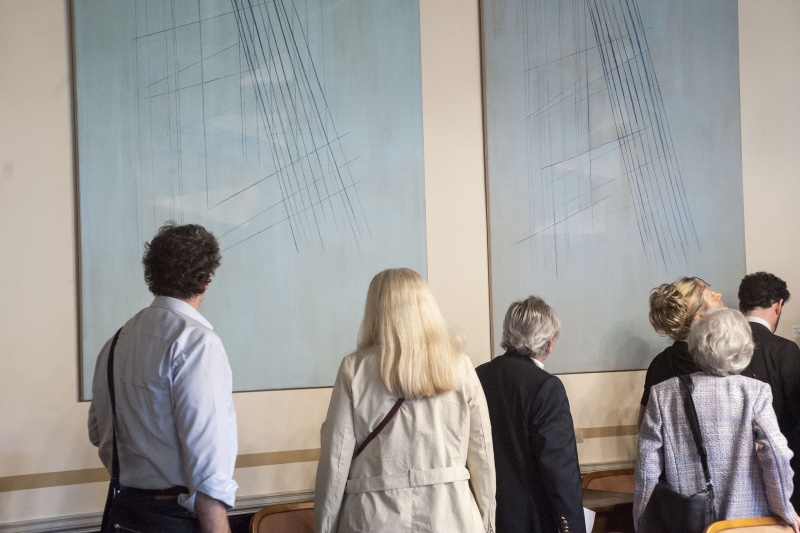 VeranstaltungsteilnehmerInnen setzen sich mit den Kunstwerken auseinander