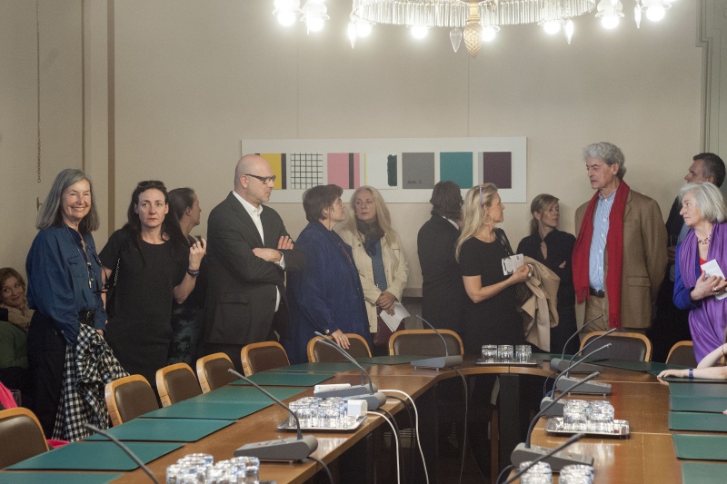 VeranstaltungsteilnehmerInnen setzen sich mit den Kunstwerken auseinander