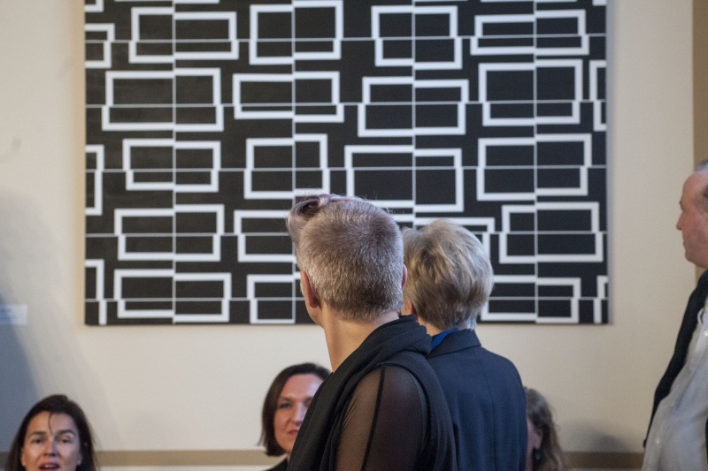 VeranstaltungsteilnehmerInnen setzen sich mit den Kunstwerken auseinander