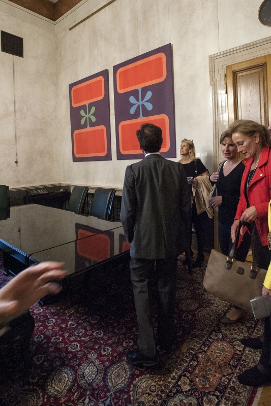 VeranstaltungsteilnehmerInnen setzen sich mit den Kunstwerken auseinander