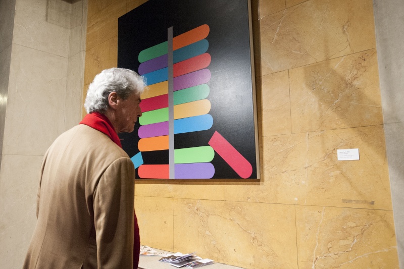 VeranstaltungsteilnehmerInnen setzen sich mit den Kunstwerken auseinander