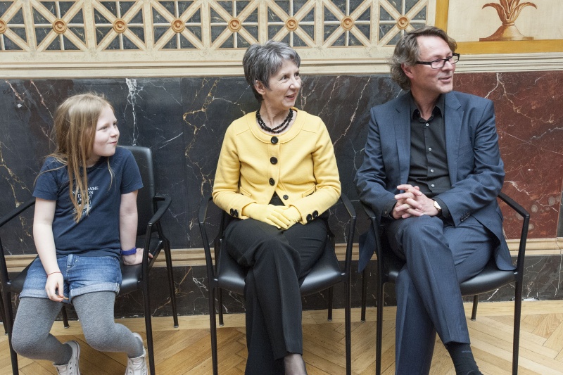 v.re.: Direktor der Kunsthalle Krems und Kurator der Ausstellung Hans-Peter Wipplinger, Nationalratspräsidentin Barbara Prammer (S) und eine Besucherin