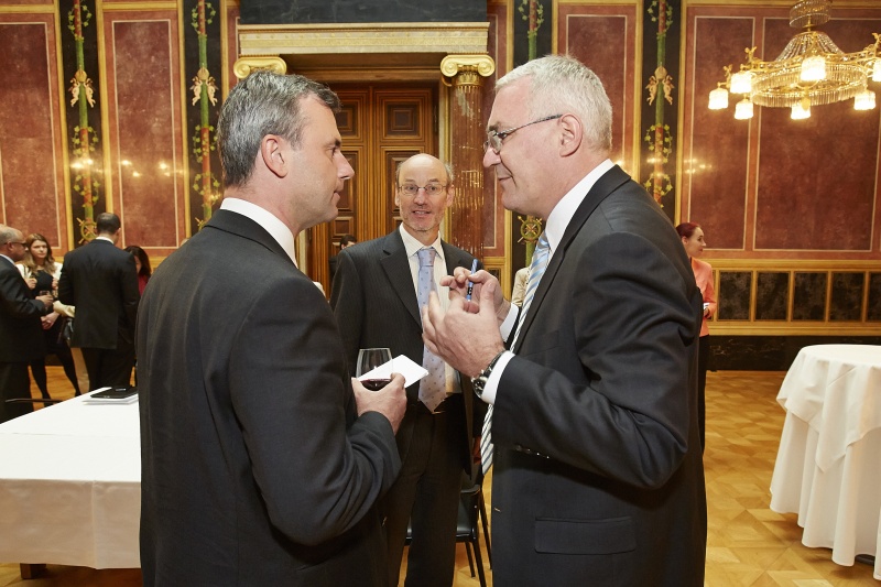 v.li. 3. Nationalratspräsident Norbert Hofer im Gespräch mit Martin Graf