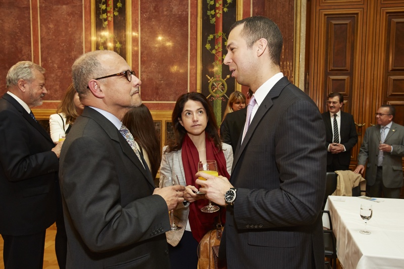VeranstaltungsteilnehmerInnen im Gespräch