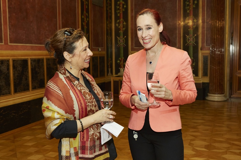 Teilnehmerinnen der Veranstaltung im Gespräch