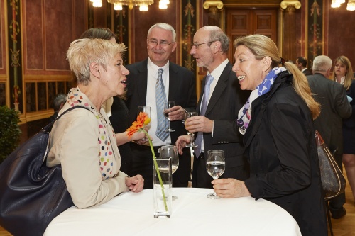 Bundesrätin Monika Mühlwerth (F) (li) im Gespräch mit einer Veranstaltungsteilnehmerin