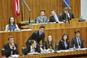 Europäische Jugendliche diskutieren zu den Themen Politik und Wirtschaft