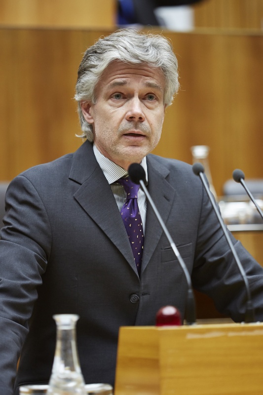 Parlamentsdirektor Harald Dossi begrüßt die Jugendlichen