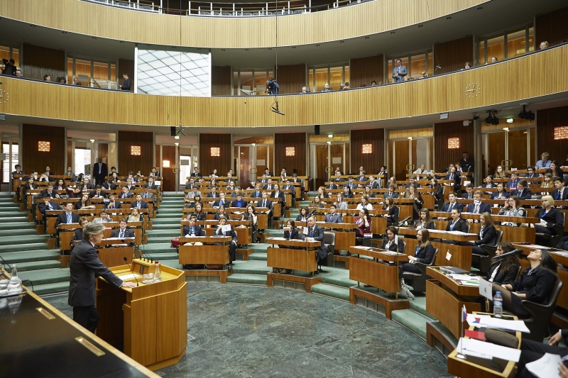 Blick Richtung VeranstaltungsteilnehmerInnen mit  Parlamentsdirektor Harald Dossi am Rednerpult
