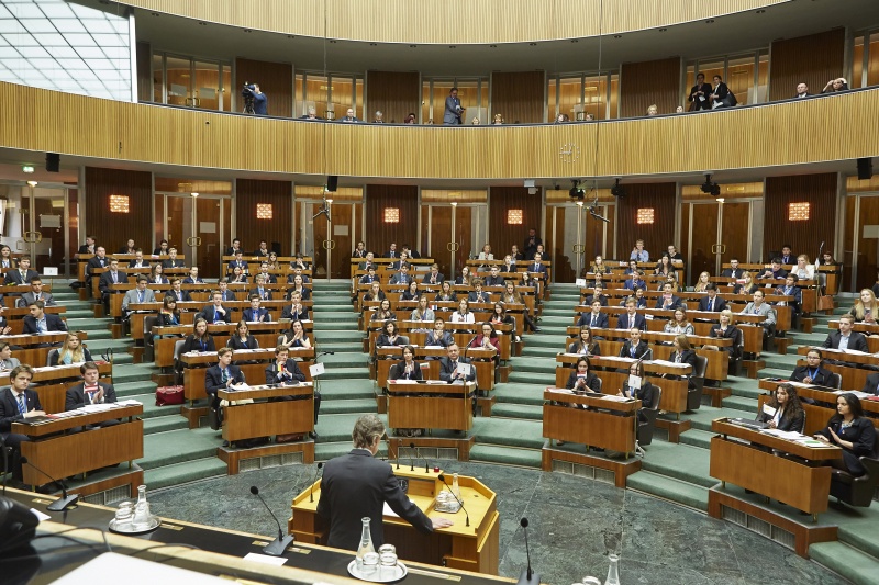 Blick Richtung VeranstaltungsteilnehmerInnen mit  Parlamentsdirektor Harald Dossi am Rednerpult