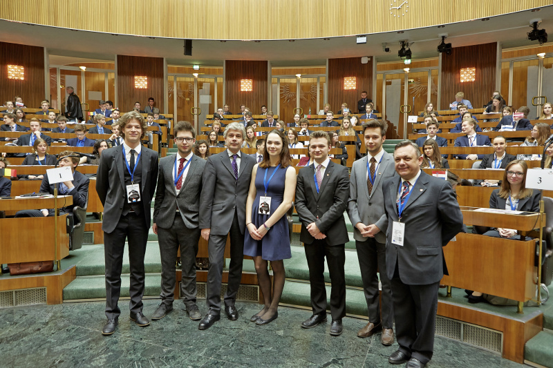 Parlamentsdirektor Harald Dossi (2.v.li.) mit den Veranstaltern von Model European Parliament Vienna