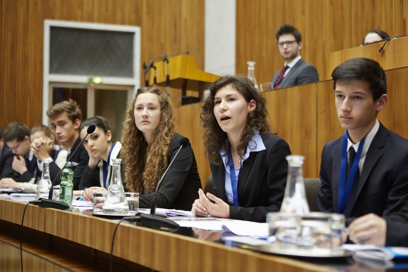 Europäische Jugendliche diskutieren zu den Themen Politik und Wirtschaft