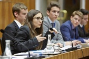 Europäische Jugendliche diskutieren zu den Themen Politik und Wirtschaft
