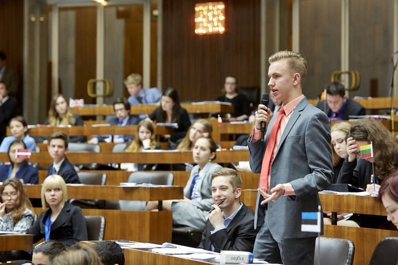 Ein Jugendlicher bei der Fragestellung