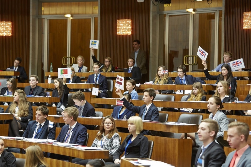 Europäische Jugendliche diskutieren zu den Themen Politik und Wirtschaft - Abstimmung