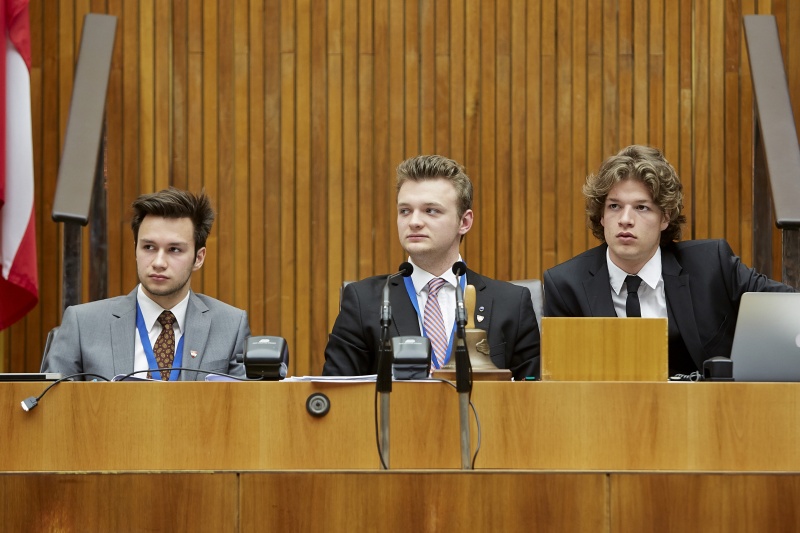 Die Wiener Veranstalter des Model European Parliament Vienna am Präsidium des Nationalrats