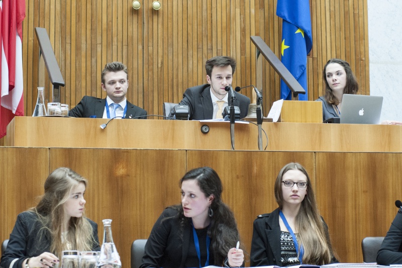 Blick in Richtung Präsidium und Regierungsbank