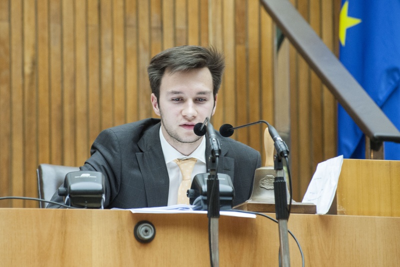 Jugendlicher bei seiner Vorsitzführung