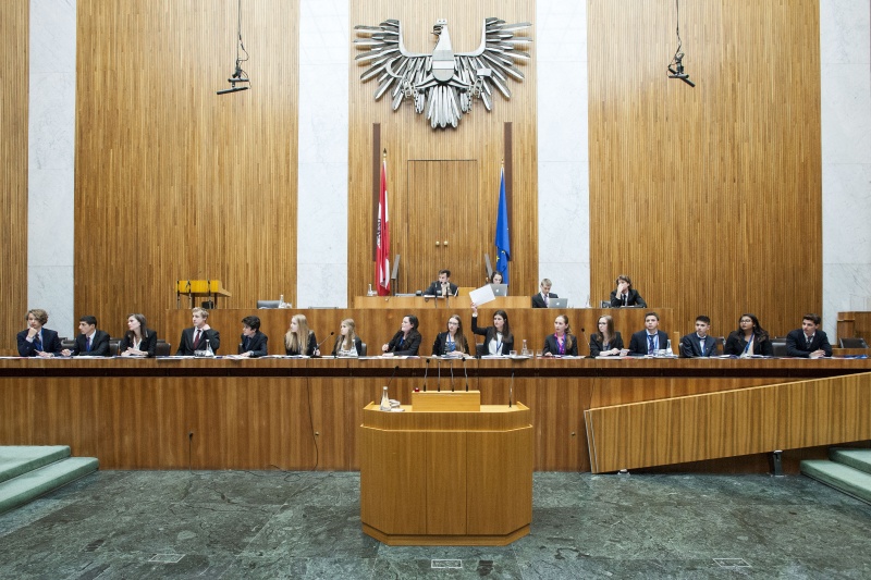 Blick in Richtung Präsidium und Regierungsbank