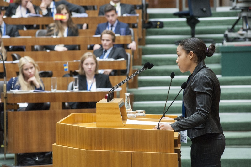 Eine Veranstaltungsteilnehmerin bei ihrer Rede