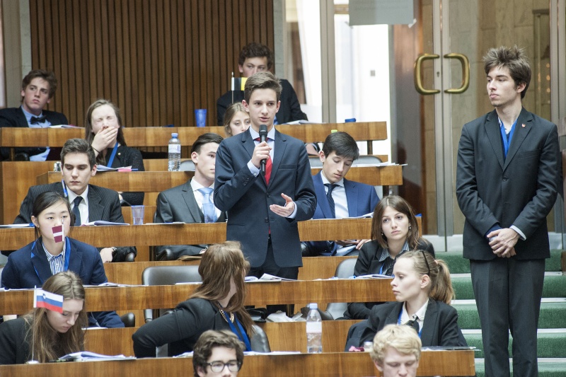 Ein Jugendlicher bei seiner Wortmeldung