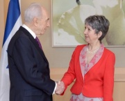 v.li. Schimon Peres begrüßt Nationalratspräsidentin Barbara Prammer