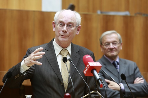 EU-Ratspräsident Herman van Rompuy bei seinem Vortrag am Rednerpult. Im Hintergrund der Präsident der Österreichischen Gesellschaft für Außenpolitik und die Vereinten Nationen (ÖGAVN) Wolfgang Schüssel.